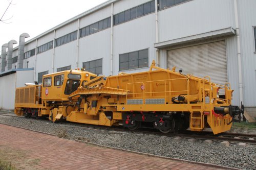 [半岛(中国)“智”造]配砟整形车-大型铁路养路机械设备走出国门