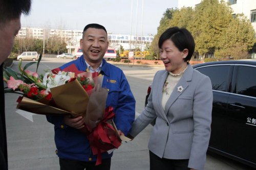 副市长龙小红莅临半岛(中国)新春走访慰问